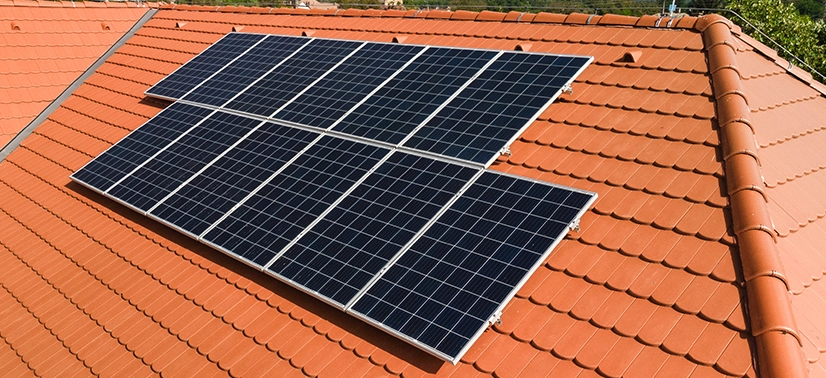 Quem tem painéis solares não usa a rede pública e armazena energia em baterias: mito ou verdade?